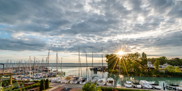 Moderné wellness, bohatá polpenzia a prístup na súkromnú pláž vás rýchlo presvedčia o tom, že Balaton ponúka oveľa viac než len krásny výhľad.