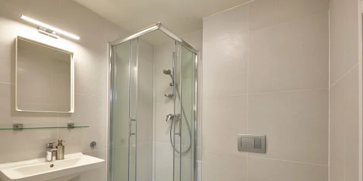 Apartmány mají koupelnu se sprchovým koutem.