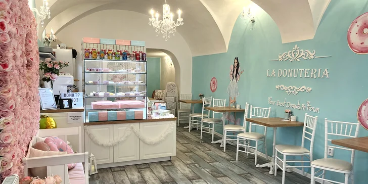 Bistro je zařízené ve stylu Provence. Krásně se tu sedí. 