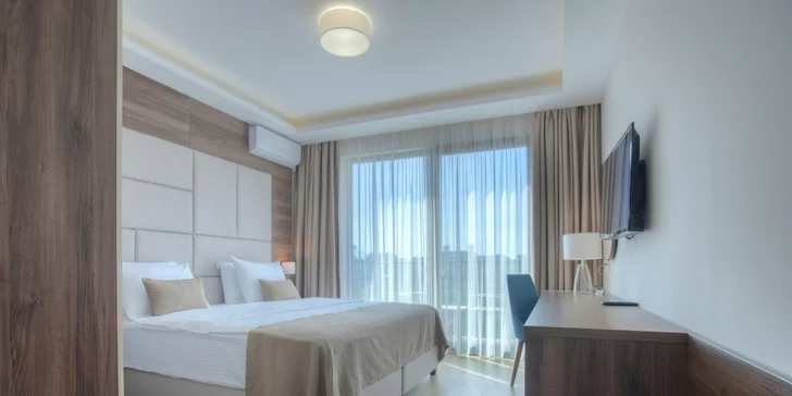 Vo všetkých izbách budete mať k dispozícii smart televíziu, minibar, trezor aj Wi‑Fi.