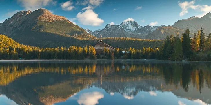 Z Veľkého Slavkova vám ide električka priamo až na Štrbské Pleso, kde si môžete užiť romantickú prechádzku okolo jazera.