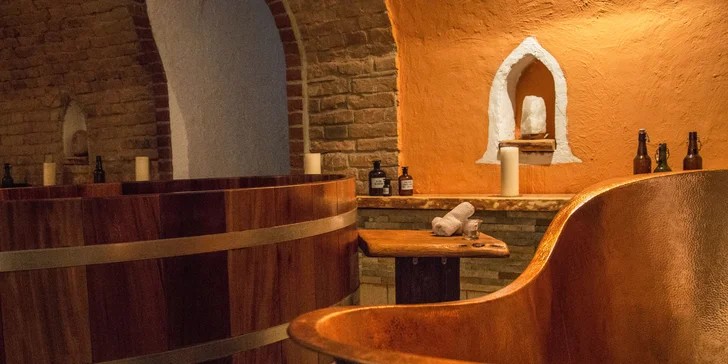 Těšte se na aromatickou páru a koupel v dřevěné dvojvaně. 