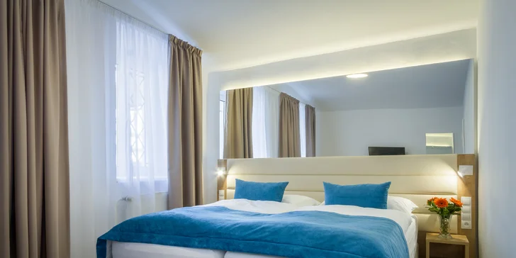 Pokoje disponují vlastní koupelnou s toaletou, TV a Wi-Fi připojením.