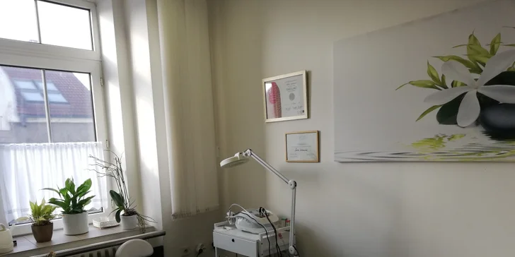 Ošetření ultrazvukovou špachtlí je zaměřené na dokonalé čištění a pro­jasnění pleti. 