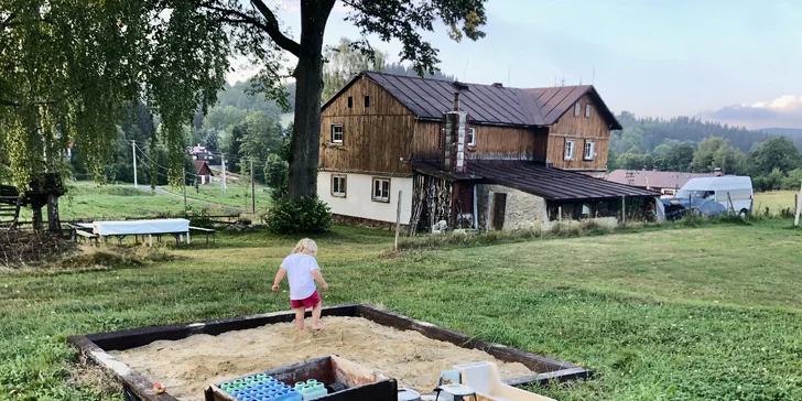 Venku děti mohou blbnout na pískovišti.