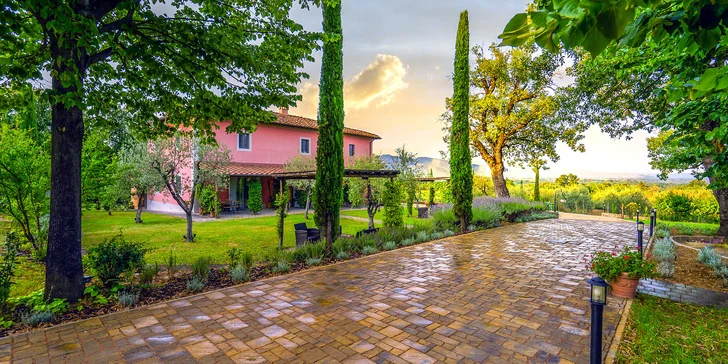 Hotelik stojí v kopcoch Montevarchi, na úpätí oblasti Chianti.