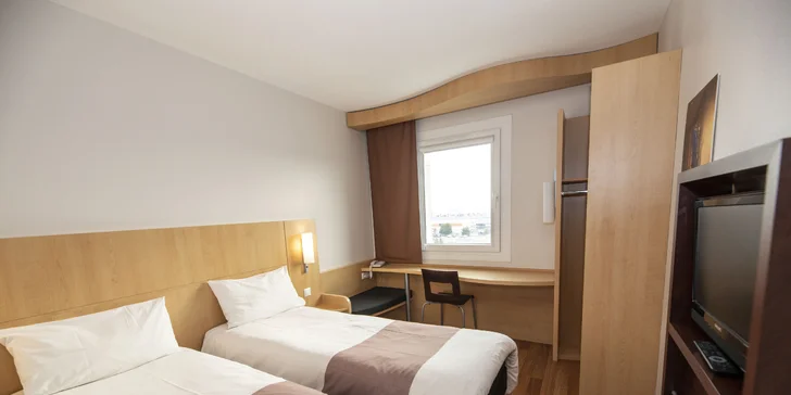 Pokoje mají buď manželskou postel, nebo 2 oddělená lůžka.