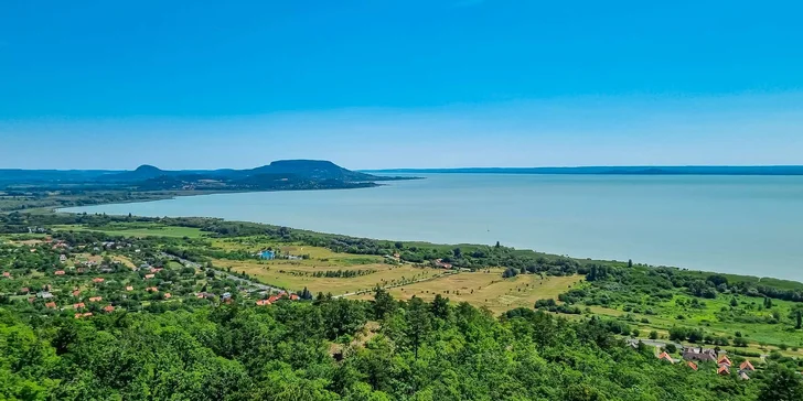 Hotel leží v městečku Balatongyörök a jen 300 m od pláže nejznámějšího maďarského jezera. 