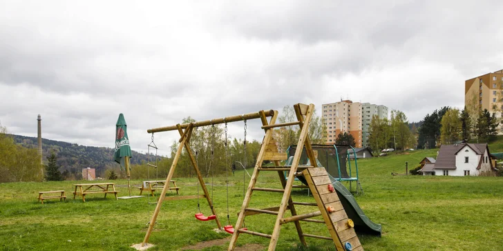 Venku se můžou děti vyřádit na dětském hřišti.