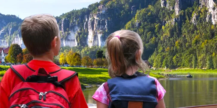 Výhledy z paluby lodi vám nedovolí odtrhnout oči. 
Mohutný skalní labský kaňon inspiroval švýcarské malíře k pojmenování celé oblasti – Saské Švýcarsko.