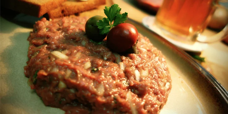 V hostinci U České koruny vám připraví tatarák z hovězího plemene Charolais a společnost vám zde bude dělat také Hašek – i když z jiné generace.