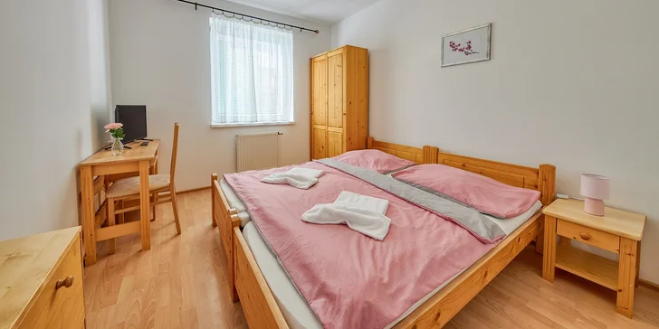 Ubytovaní budete podľa výberu v dvojlôžkových izbách s možnosťou prístelky alebo apartmáne. 