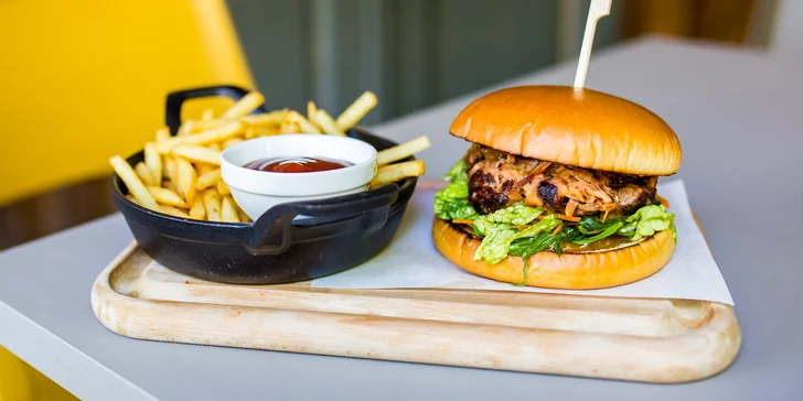 Burger menu: Asian pulled pork burger s hranolčekmi a dressingom