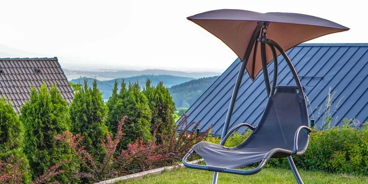Za krásného počasí můžete posedět i venku , třeba v houpačce u apartmá View.