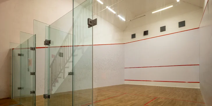 Užijte si squash, tenis či stolní tenis. Kompletní vybavení máte v ceně!