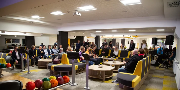 Široký výber bowlingových gúľ rôznych váh zaručuje, že si tú správnu vyberie dieťa aj dospelý.