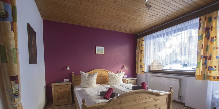 V horském prostředí pro vás bude připravený dvoulůžkový pokoj o rozměru 18 m², kterému dominuje dřevěný nábytek. 