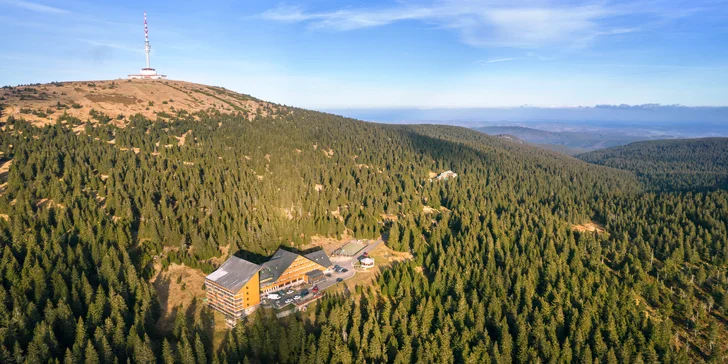 Ubytovanie v hoteli pod vrcholom Pradědu: raňajky alebo polpenzia aj wellness