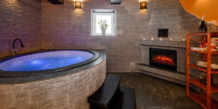Privátní wellness vám nabízí příjemné okamžiky relaxace v luxusně rekonstruovaných prostorách, kde na vás čeká finská sauna, ochlazovací káď i vířivka s podsvícenou hladinou.