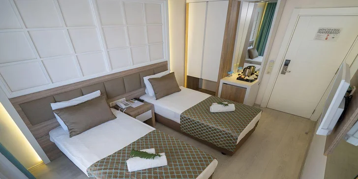 Všechny pokoje jsou vybaveny klimatizací, nechybí minibar, set na přípravu kávy a čaje, které si můžete vychutnat na balkoně. 
