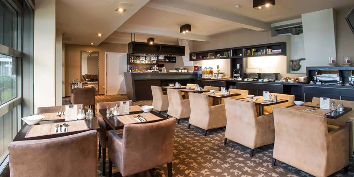 Samotný hotel síce sídli v historickej budove z 15. storočia, ale vnútri ukrýva moderné interiéry s útulnými izbami a dizajnovou reštauráciou.