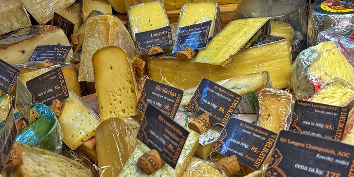 Mají tu pečivo, sýry, čokolády, vína a prosecca, olivy, nakládanou zeleninu a mnoho dalšího. 