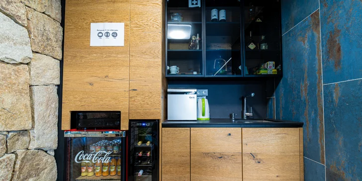 Vo wellness zóne sa nachádza kuchynka s minibarom. 