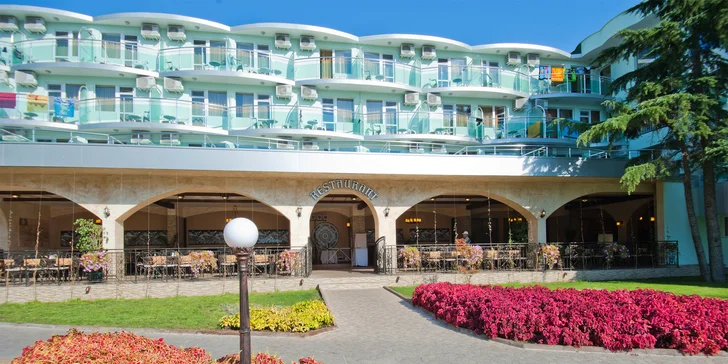 V ceně je letenka i transfer z letiště k hotelu a zpět.