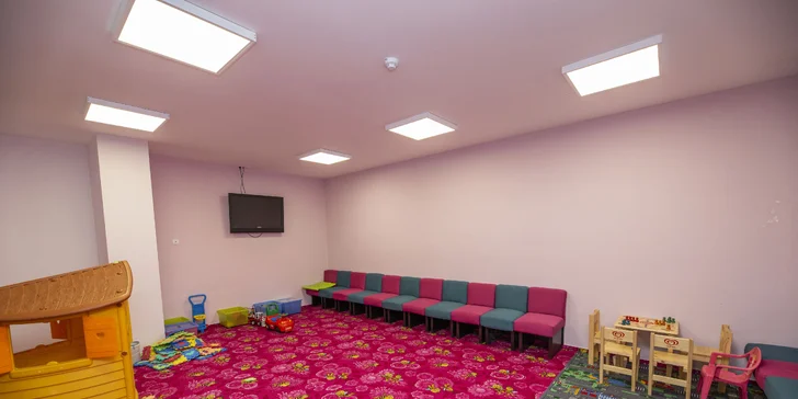 Je tu také dětská herna. 
