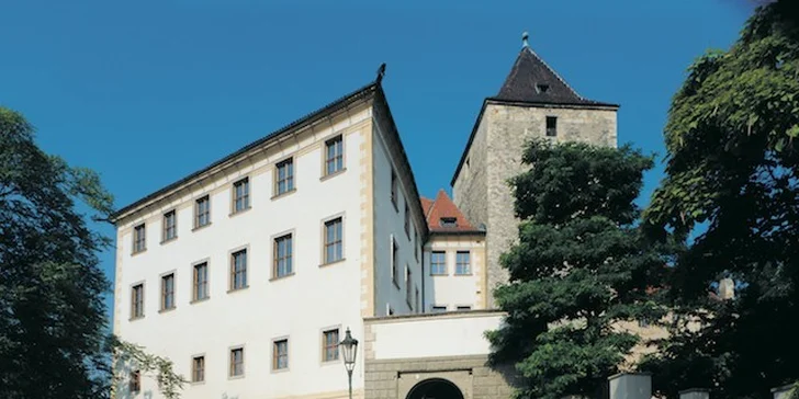 Palác se nachází ve východní části areálu Pražského hradu.