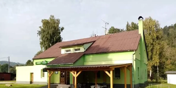 K penzionu přiléhá také velká oplocená zahrada s terasou, ohništěm a hřištěm pro děti. 
