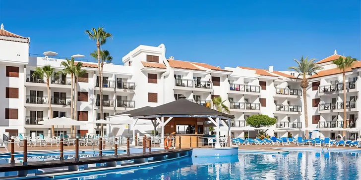 Hotel disponuje 3 venkovními bazény i částí pro děti.