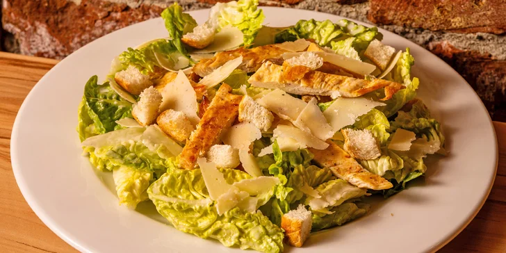 Ochutnat můžete i kuřecí nebo vege burgery, tortily, saláty, smažáky nebo lahůdky ze speciální nabídky, kterou tu každých 14 dní mění.
