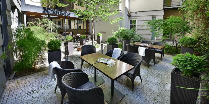 Žižkovský Hotel U Tří Korunek vám učaruje příjemným ubytováním a krásnou restaurací se zahradní terasou.