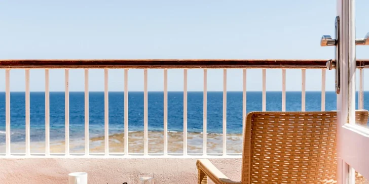 Potěší vás balkon či terasa, ze kterých se naskýtá výhled buď do pečlivě střižených zahrad, na modravou hladinu bazénů, nebo přímo na moře.