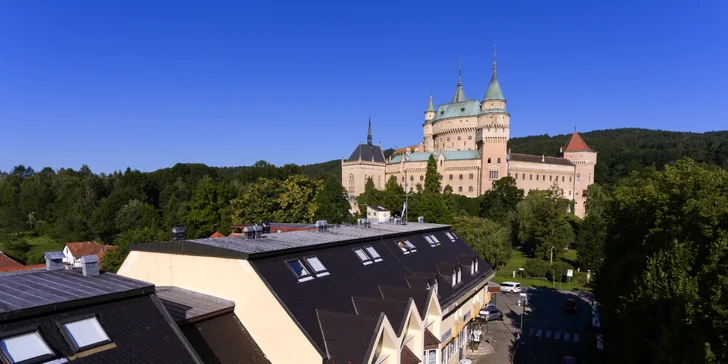 Hotel Pod Zámkom**** sa nachádza na námestí priamo pod Bojnickým zámkom v prekrásnom a turisticky najvyhľadávanejšom kúpeľnom mestečku Slovenska – Bojniciach.
