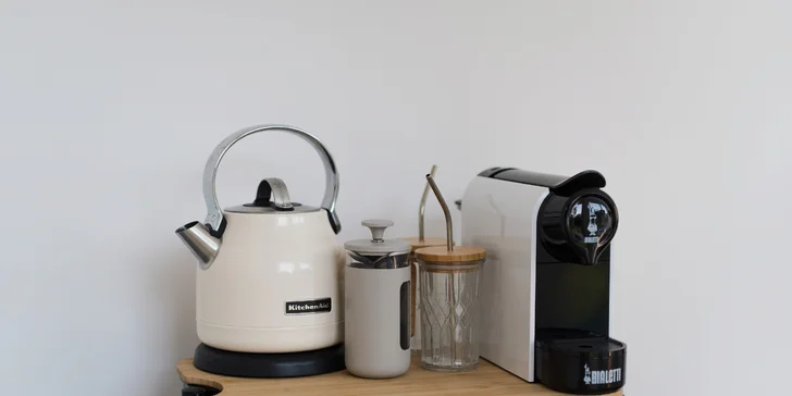 Najdete tu italský kávovar, frenchpress, nádobí, skleničky a ledničku.