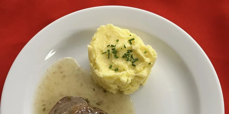 Ráno si pochutnáte na dobrotách z bufetových stolů a večer se můžete těšit na polévku a hlavní chod, který si vyberete z aktuálního menu.