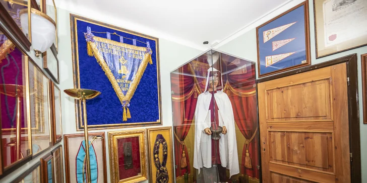 Muzeum schraňuje artefakty týkající se tajných spolků, zejména svobodných zednářů.