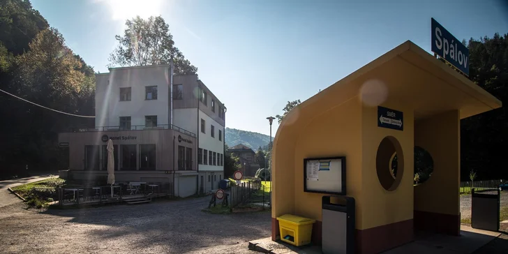 Dostanete se sem i vlakem. Staví přímo před hotelem.