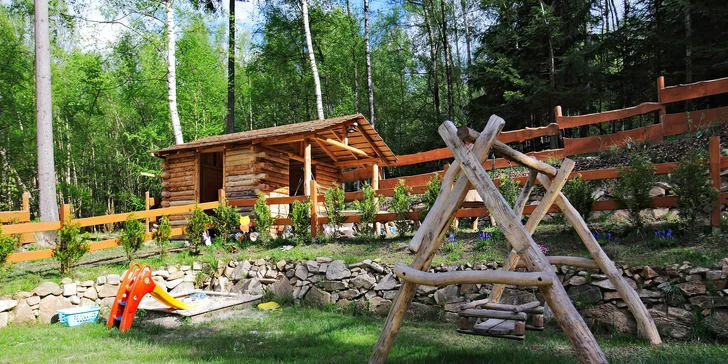 Cca 100 m od ubytování najdete dětské hřiště.