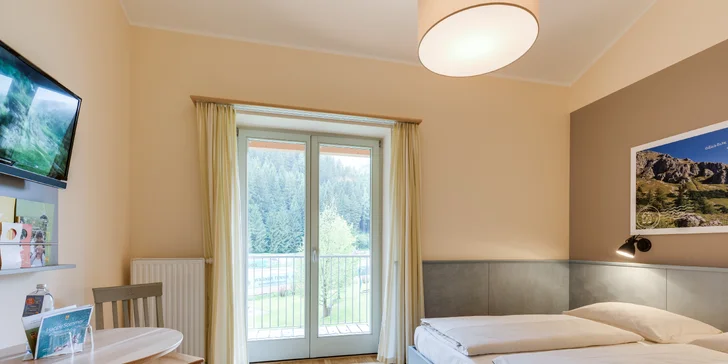 Na výber je podľa potrebnej kapacity dvojlôžková izba (20 m²) alebo rodinná izba (26 m²).