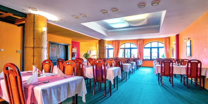 V restauraci si pochutnáte na snídaních i večeřích.