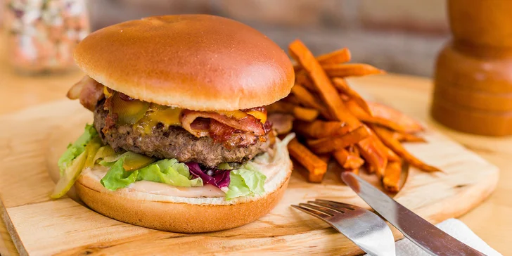 Nadupaný burger s domácimi hranolčekmi a nápojom - take away alebo donáška