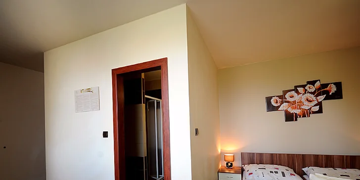 Zaspávať budete v pohodlných posteliach s kvalitnými matracmi, využiť môžete aj písací stôl, pohovku a LCD televízor.