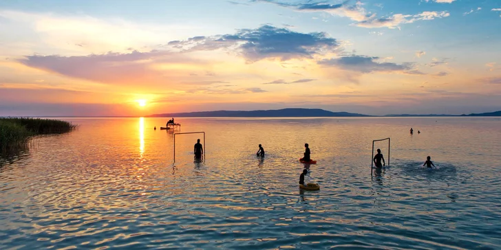 Hotel leží v městečku Balatongyörök a jen 300 m od pláže nejznámějšího maďarského jezera. 