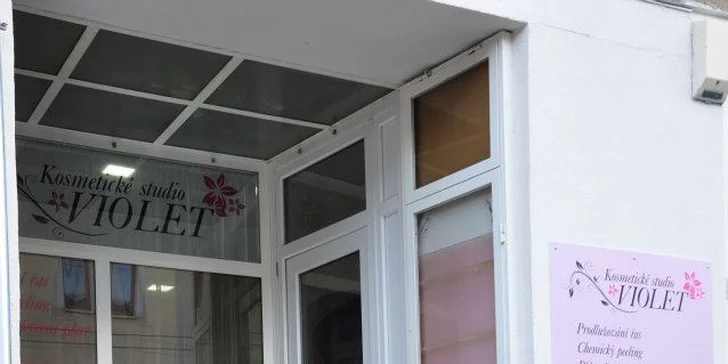 Řasy jsou odolné vůči vodě, nevyžadují žádnou speciální a náročnou údržbu a přirozený efekt je samozřejmostí. 