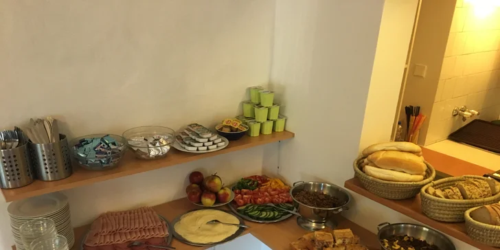 V ceně máte zajištěnou polopenzi. Snídaně se podává formou bufetu.