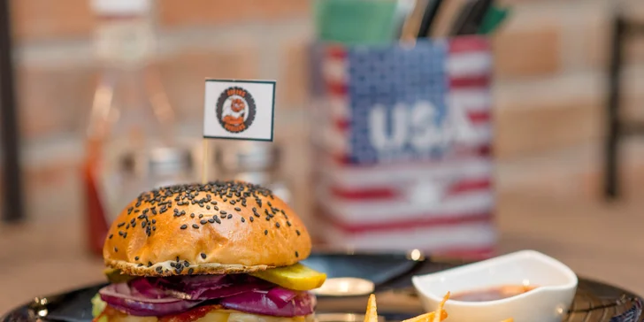 Freaks Burger- 160g 100% hovädzie mäso,77g žemľa, domáca smoked BBQ omáčka, čerstvý polníček, opečená červená cibuľka, nakladané uhorky, jemne zaúdený syr, chrumkavá slaninka 