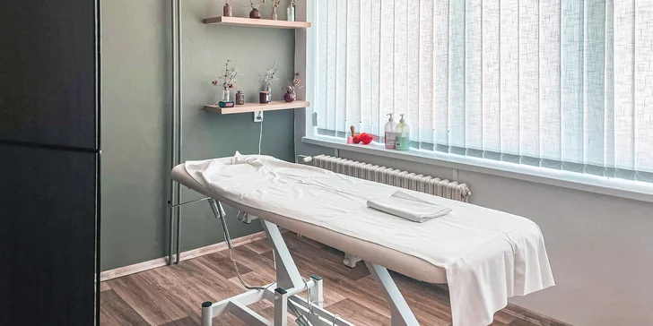 Vybrat si tu můžete klasickou masáž zad, šíje, rukou a nohou na 30, 60 nebo 90 minut, parafínový zabál vč. masáže nebo maderoterapii. 